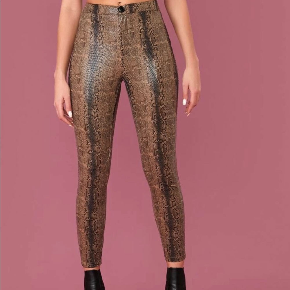 Botton fly snakeskin print pants
